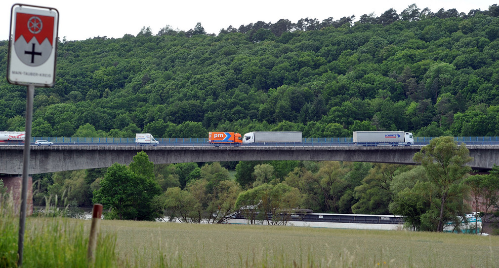 Der Verkehr rollt bei Wertheim über die Bundesautobahn A 3.