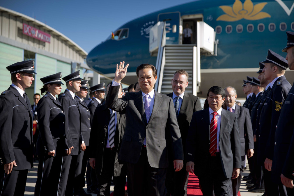 Der Premierminister von Vietnam, Nguyen Tan Dung (M.), und Minister Peter Friedrich (r. dahinter) am Stuttgarter Flughafen
