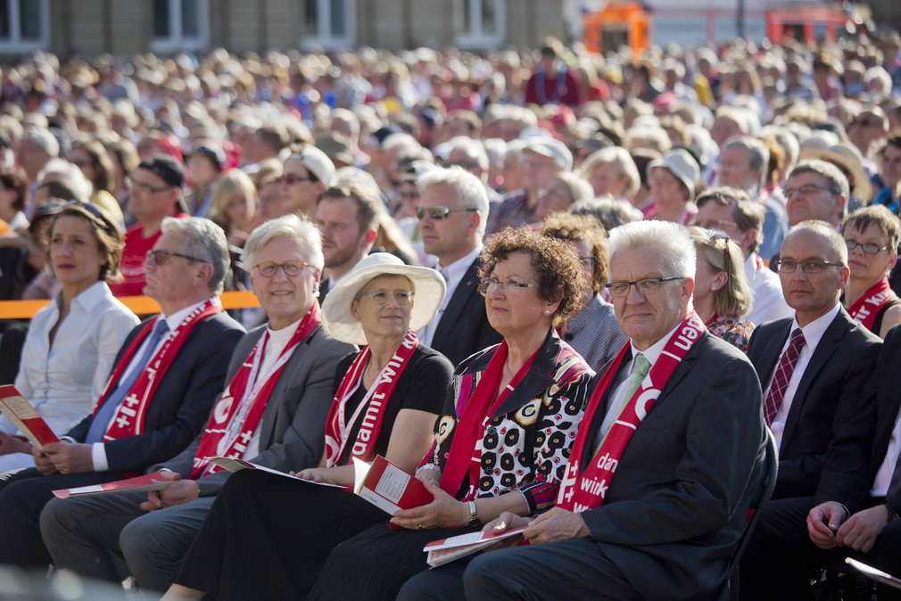 Eröffnungsgottesdienst beim 35. Deutschen Evangelischen Kirchentag auf dem Schlossplatz in Stuttgart mit Ministerpräsident Winfried Kretschmann (r.) und Bundespräsident Joachim Gauck (2.v.l.)