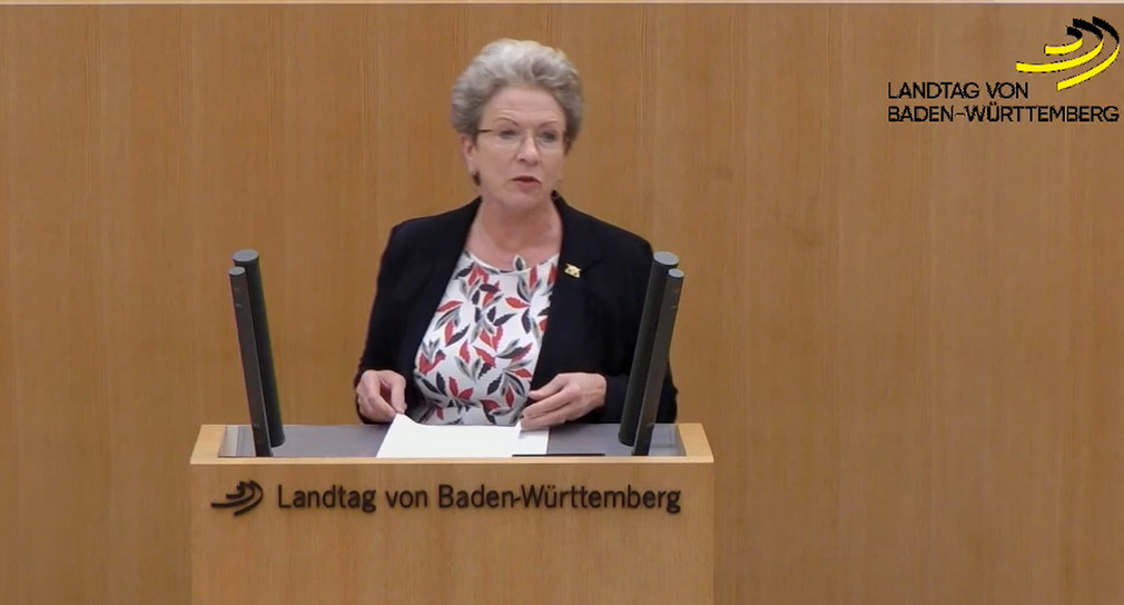 Bürgerbeteiligung Staatsrätin zur Kritik am Bürgerforum G8/G9 Staatsrätin Barbara Bosch spricht im Landtag.