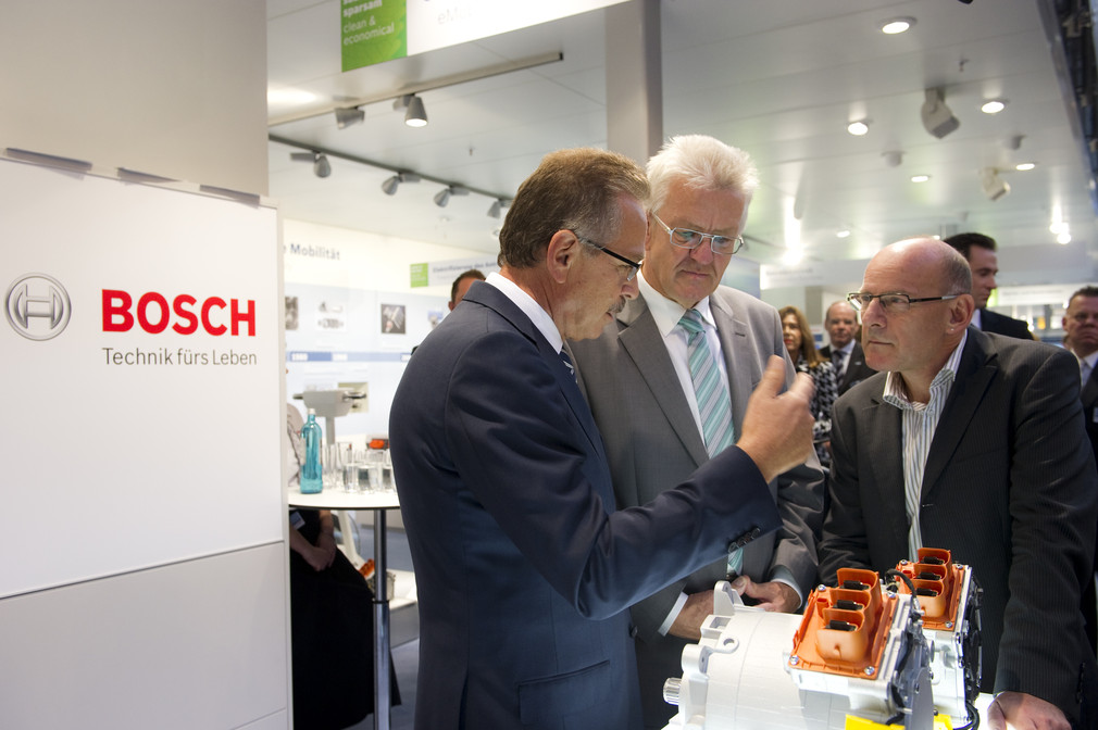 v.l.n.r.: Bosch-Chef Franz Fehrenbach, Ministerpräsident Winfried Kretschmann und Verkehrsminister Winfried Hermann am Bosch-Stand