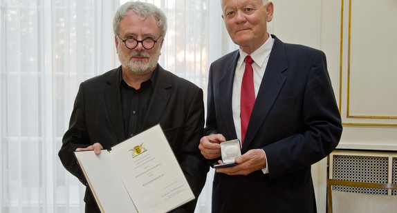 Staatssekretär Klaus-Peter Murawski (l.) und Professor Peter Merkle (r.)