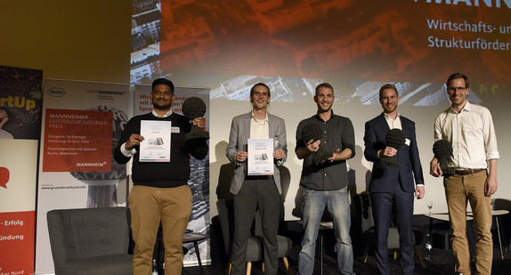Die vier Mannheimer Start-ups auf der Bühne des Mannheimer Existenzgründerpreises MEXI 2022, die ins Landesfinale des Start-up BW Elevator Pitch 2021 einziehen.