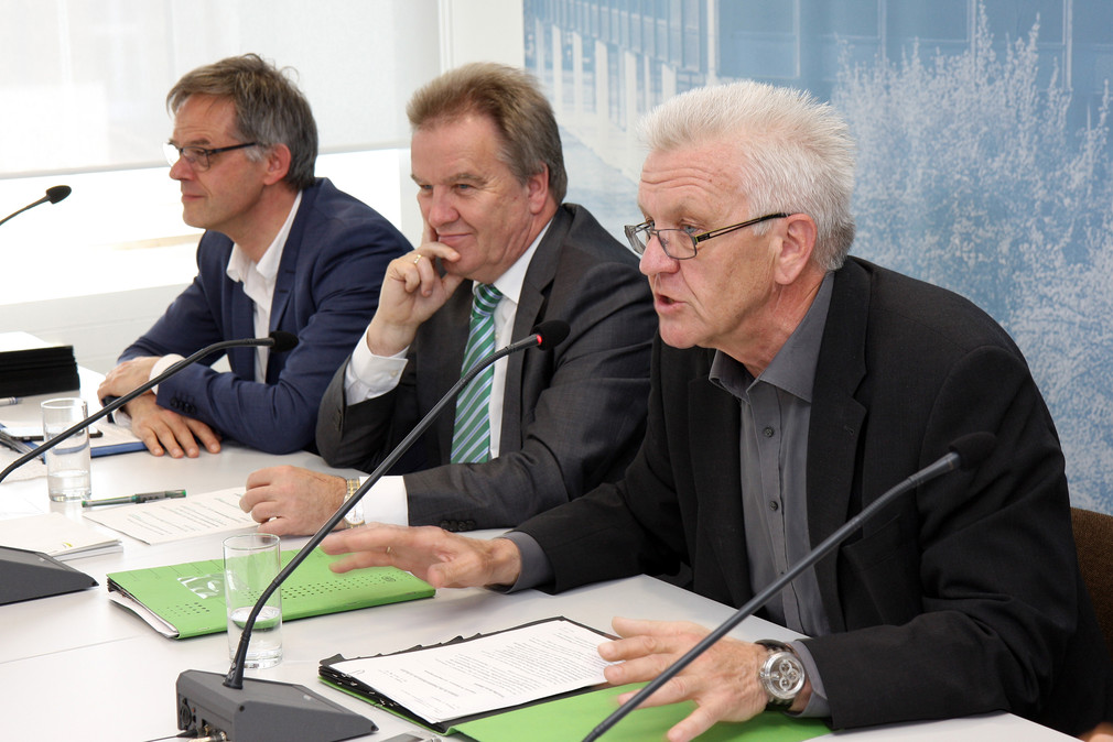 v.l.n.r.: Regierungssprecher Rudi Hoogvliet, Umweltminister Franz Untersteller und Ministerpräsident Winfried Kretschmann