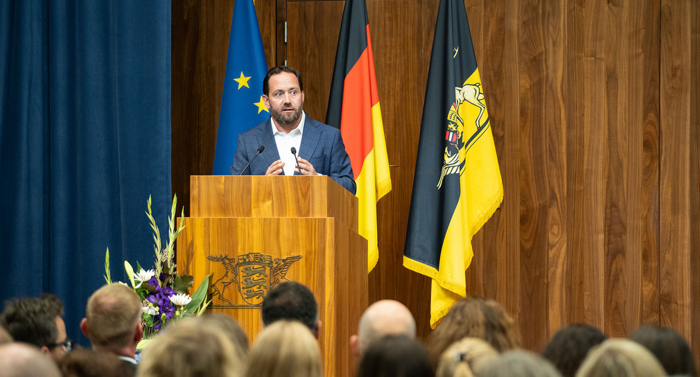 Staatssekretär Florian Hassler begrüßt die anwesenden Gäste.