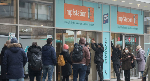 Menschen stehen vor einer neu eingerichteten Impfstation des Klinikum Stuttgart in der Innenstadt 