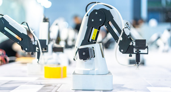 Roboterarm in einer Fabrik