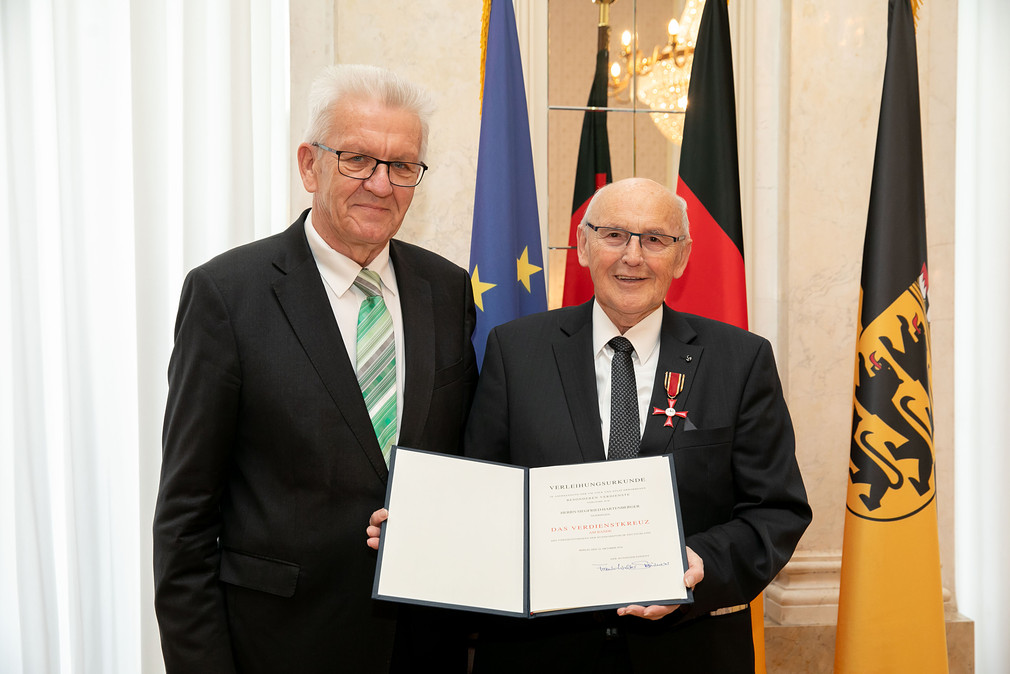 Ministerpräsident Winfried Kretschmann (l.) und Siegfried Hartenberger (r.) (Bild: Staatsministerium Baden-Württemberg)