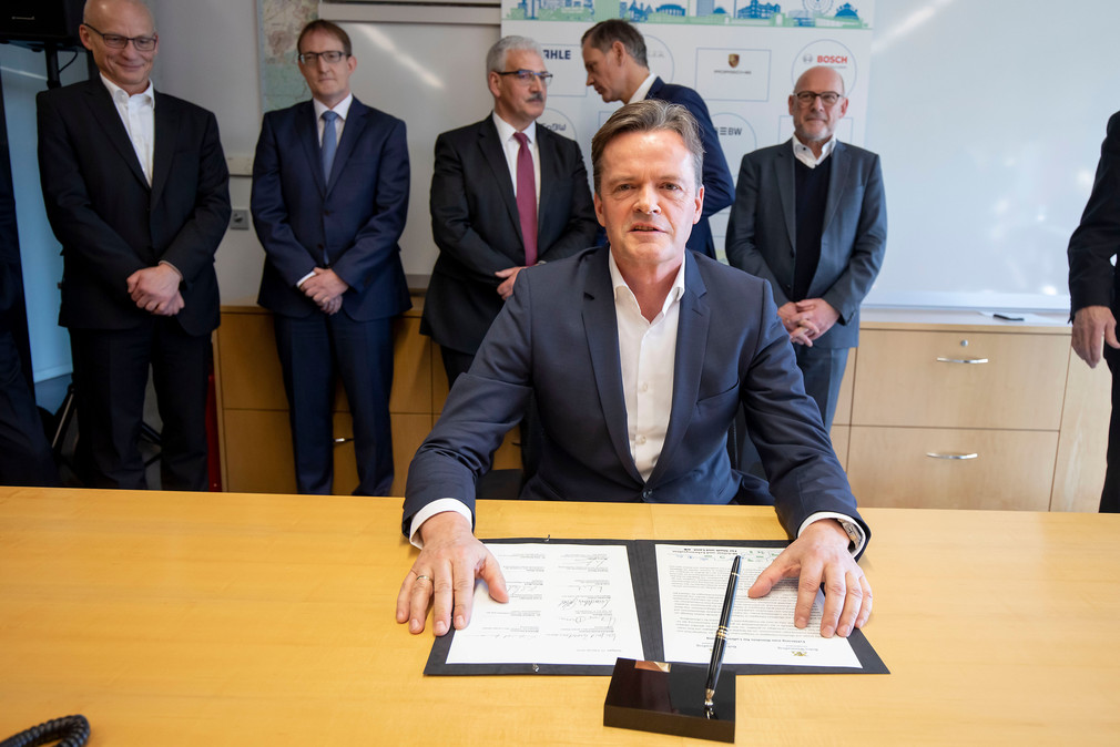 Markus Schäfer, Leiter des Mercedes-Benz Cars Produktion und Supply Chain Management der Daimler AG, unterschreibt das Bündnis für Luftreinhaltung. (Bild: Staatsministerium Baden-Württemberg)