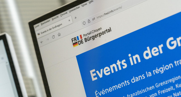 Abbildung der Webseite des digitalen deutsch-französischen Bürgerportals FRED.info mit dem Logo.
