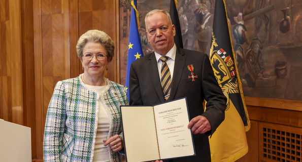 Die Staatsrätin für Zivilgesellschaft und Bürgerbeteiligung, Barbara Bosch (links), und Prof. Dr. Bernd Kühlmuß (rechts) mit der Urkunde.