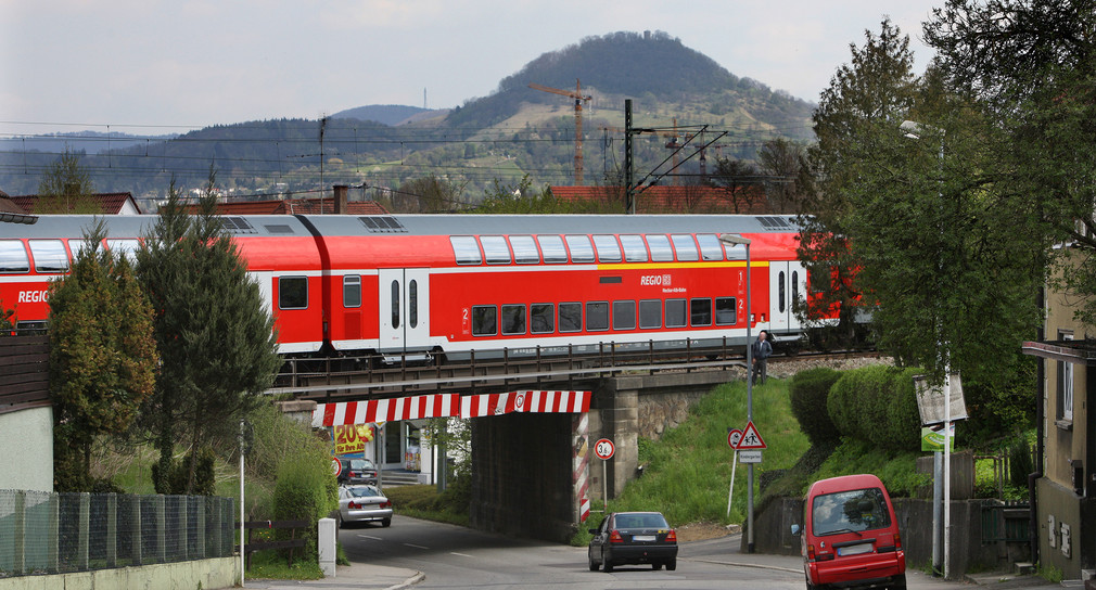 Ein Doppelstockzug überquert eine Brücke (Bild: Manfred Grohe)