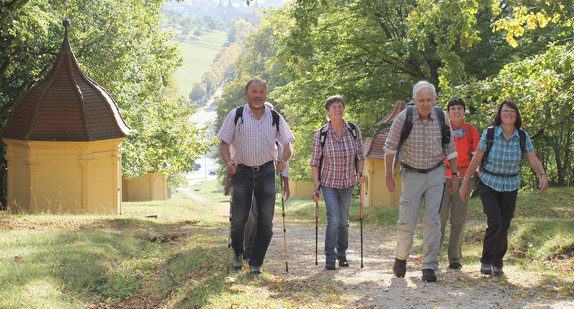 Wandergruppe auf dem Kocher-Jagst-Trail (© Hohenlohe und Schwäbisch Hall Tourismus)