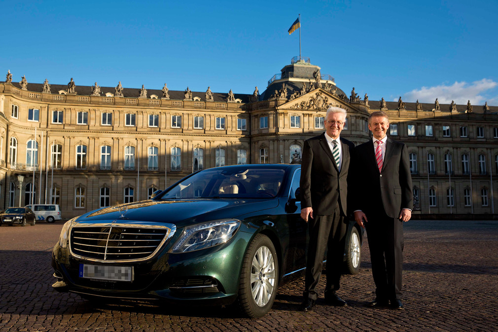 Ministerpräsident Winfried Kretschmann (l.) und Daimler-Vorstand Professor Dr. Thomas Weber (r.) mit dem neuen Dienstfahrzeug