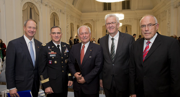 v.l.n.r.: Botschafter John B. Emerson, General Curtis M. Scaparrotti, Botschafter Wolfgang Ischinger, Ministerpräsident Winfried Kretschmann und Staatssekretär a.D. Rudolf Böhmler