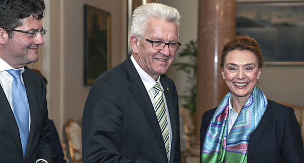 Ministerpräsident Winfried Kretschmann (M.) und die Außenministerin der Republik Kroatien, Marija Pejčinović Burić (r.), am 19. April 2018 in Zagreb