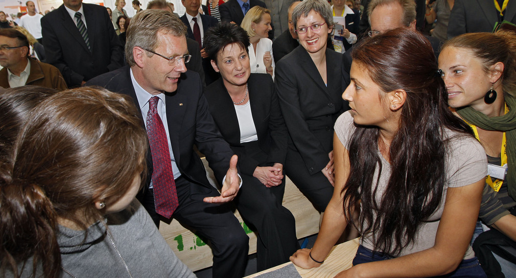Bundespräsident Christian Wulff (l.), Sozialministerin Katrin Altpeter (2.v.l.) und Ministerin Silke Krebs (3.v.l.) am Donnerstag (9.06.2011) im Gespräch mit Jugendlichen