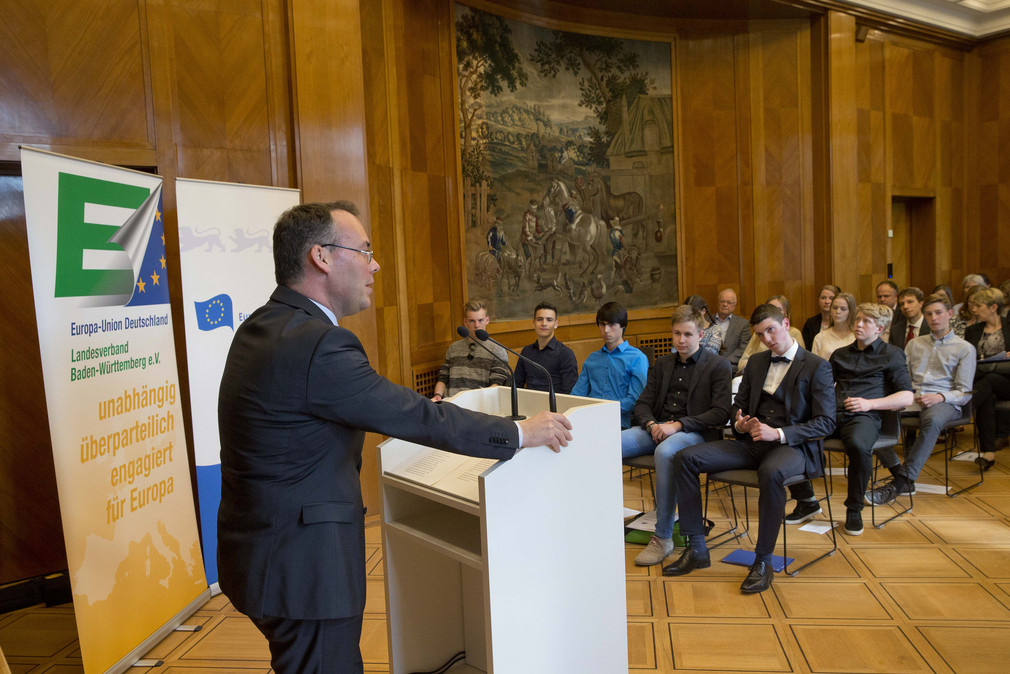 Europaminister Peter Friedrich (l.) bei seiner Ansprache zur Preisverleihung „Rede über Europa“ 2016