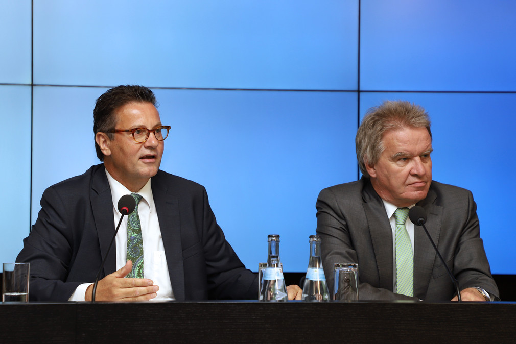 Minister für Ländlichen Raum und Verbraucherschutz, Peter Hauk (l.), und Umweltminister Franz Untersteller (r.) (Bild: Staatsministerium Baden-Württemberg)