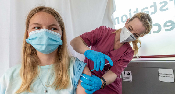 Eine 14-Jährige ihre erste Corona-Schutzimpfung mit dem Impfstoff von Biontech/Pfizer verabreicht.