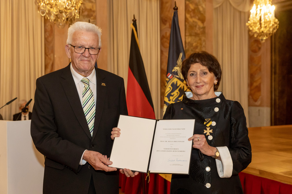Ministerpräsident Winfried Kretschmann (l.) und Dr. Helga Breuninger (r.) 