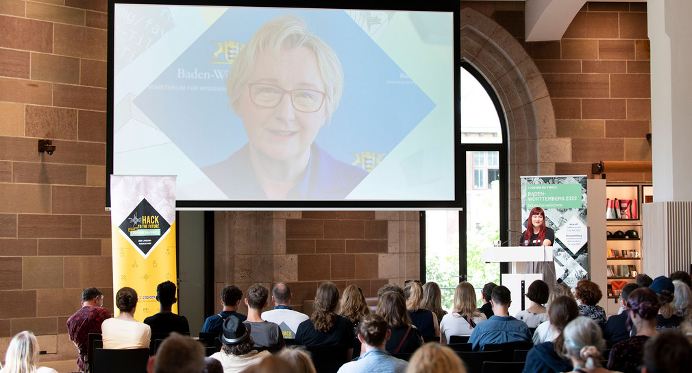 Wissenschaftsministerin Theresia Bauer spricht auf der Preisverleihung.