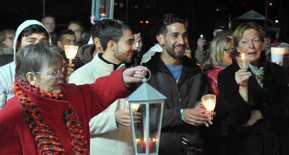 Flüchtlinge der Landeserstaufnahmeeinrichtung Ellwangen feiern zusammen mit Flüchtlingshelfern eine Adventsfeier. (Foto: dpa)