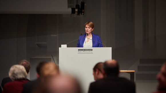 Landesentwicklung Veranstaltung zum Flächensparziel Staatssekretärin Andrea Lindlohr MdL fasst die Ergebnisse des Tages zusammen