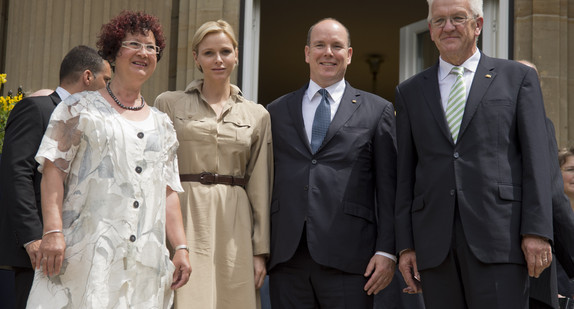 v.l.n.r.: Gerlinde Kretschmann, Fürstin Charlène von Monaco, Fürst Albert II. von Monaco und Ministerpäsident Winfried Kretschmann stehen am Dienstag (10.07.2012) vor der Villa Reitzenstein in Stuttgart.