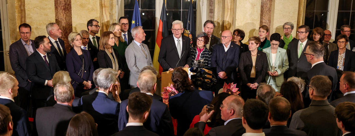 Ministerpräsident Winfried Kretschmann (Mitte) spricht zu den Gästen, neben ihm stehen seine Ehefrau Gerlinde und die Mitglieder der Landesregierung.