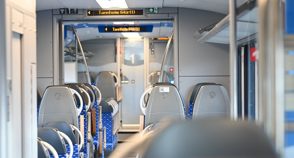 Blick auf Sitzplätze im Zug, Fahrtziel laut Anzeige ist Tannheim (Württ).