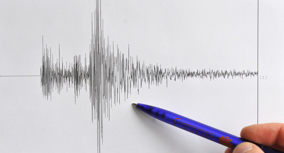 Ein Mitarbeiter des Landesamtes für Geologie in Freiburg zeigt vom Erdbeben im Südwesten Baden-Württembergs ein Seismogramm der Erdbeben-Messstelle in Gaienhofen (Kreis Konstanz).