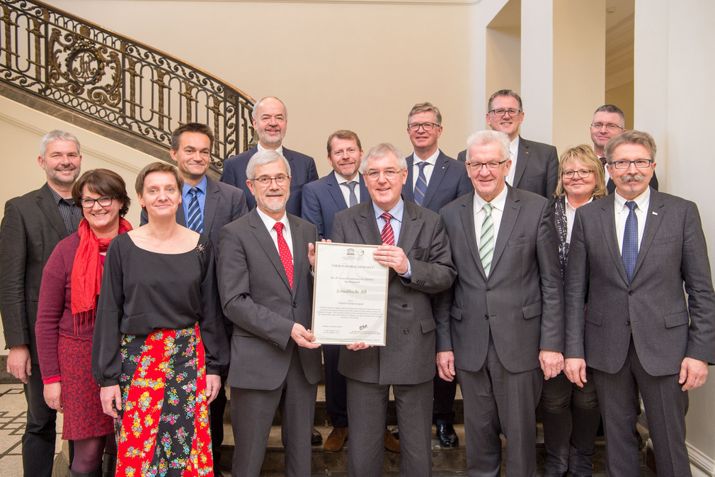 Gruppenbild mit Ministerpräsident Winfried Kretschmann (1. Reihe, 2. v.r.), Prof. Dr. Hartwig Lüdtke (1. Reihe, M.) und Landrat Klaus Pavel (1. Reihe, 2. v.l.)