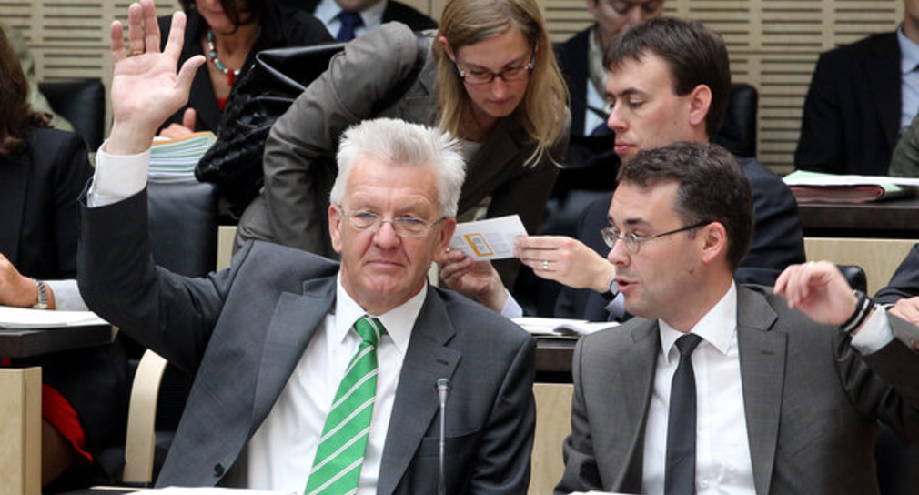 Ministerpräsident Winfried Kretschmann (l.) nimmt am Freitag (27.05.2011) während der Bundesratssitzung in Berlin an den Abstimmungen teil. Rechts Peter Friedrich, Minister für Bundesrat, Europa und internationale Angelegenheiten und Bevollmächtigter 
