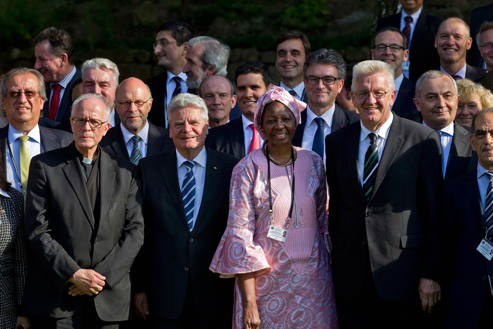 Erzbischof Dr. Jean-Claude Périsset (1. Reihe, l.), Apostolischer Nuntius in Deutschland, Bundespräsident Joachim Gauck (1. Reihe, 2.v.l.) und Ministerpräsident Winfried Kretschmann (1. Reihe, r.)