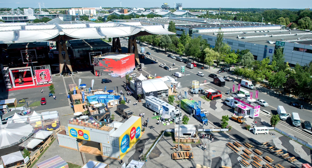 Hannover: Stände verschiedener Unternehmen stehen bei der Digitalisierungsmesse Cebit auf dem Messegelände. (Foto: © dpa)