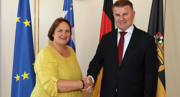 Staatsministerin Theresa Schopper (l.) und der slowenische Botschafter Franc But (r.) (Bild: Staatsministerium Baden-Württemberg)