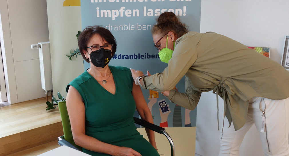 Staatssekretärin Dr. Ute Leidig erhält Impfung gegen Grippe.