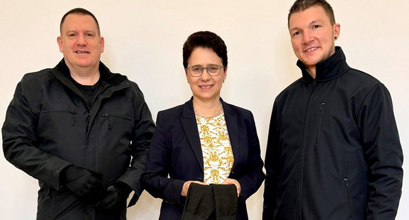 von links nach rechts: Thorsten Klay (Stellvertretender Landesvorsitzender und Geschäftsführer der Deutschen Justiz-Gewerkschaft Baden-Württemberg), Justizministerin Marion Gentges und Adrian Peschla (Stellvertretender Vorsitzender des Deutschen Gerichtsvollzieher Bunds Baden-Württemberg) mit Gegenständen der Schutzausrüstung