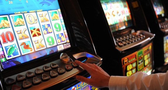 Ein Mann spielt am 14.06.2012 in einer Spielbank an einem Spielautomaten
