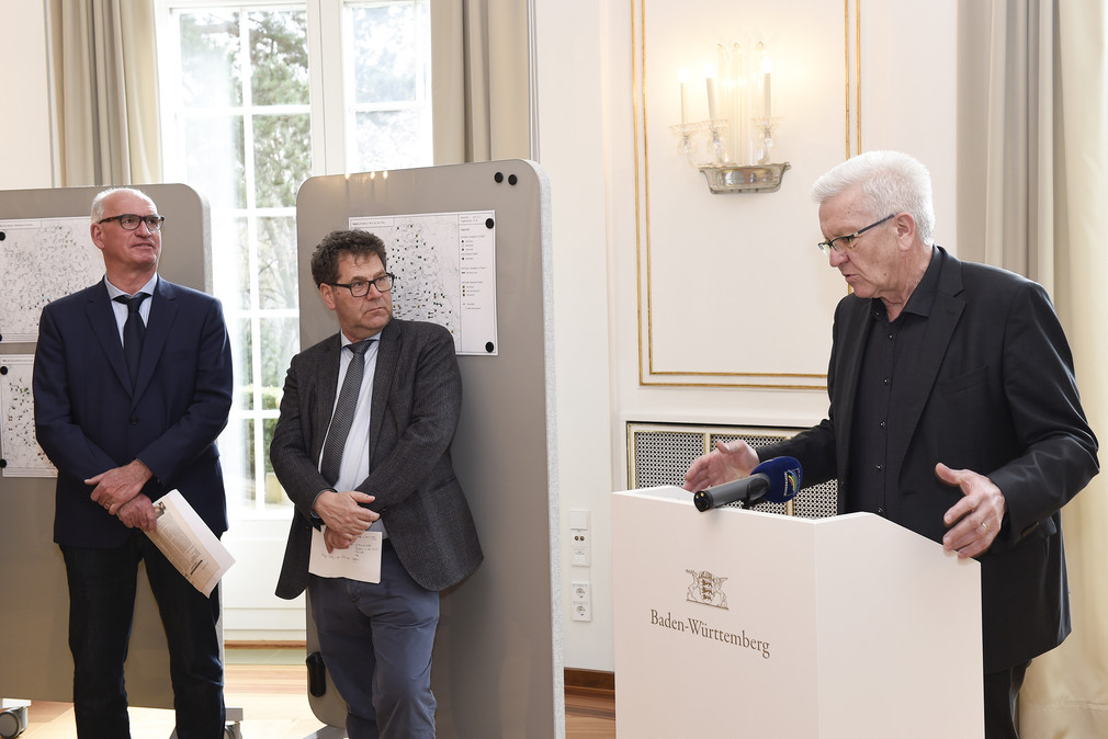 Ministerpräsident Winfried Kretschmann (r.), Prof. Reinhard Johler (M.) und Prof. Dr. Hubert Klausmann (l.) (Bild: Staatsministerium Baden-Württemberg)
