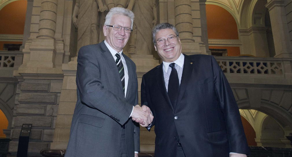 Der Schweizer Ständeratspräsident Filippo Lombardi (rechts) begrüßt Bundesratspräsident Winfried Kretschmann (links) (Foto: dpa)