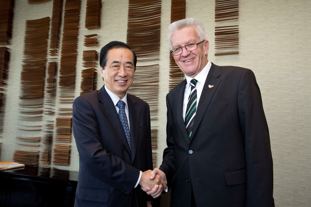 Treffen von Ministerpräsident Winfried Kretschmann (r.) mit dem Premierminister a. D. , Naoto Kan (l.), in Tokio (Japan)