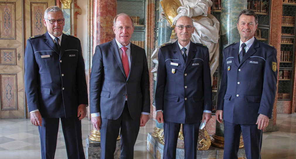 Gruppenfoto Polizeivizepräsident Josef Veser, Innenstaatssekretär Wilfried Klenk, Po-lizeivizepräsident Reinhold Hepp, Polizeipräsident Bernhard Weber 