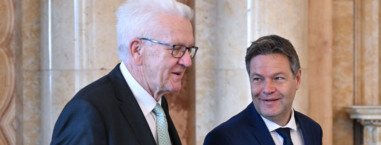 Ministerpräsident Winfried Kretschmann (l.) und Bundeswirtschaftsminister Robert Habeck (r.)