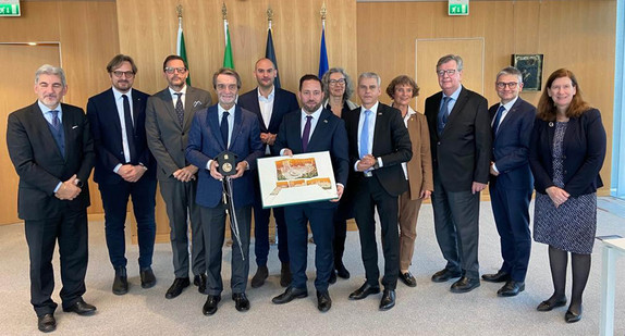 Europastaatssekretär Florian Hassler (Mitte) mit dem Präsidenten der Region Lombardei, Attilio Fontana (vierter von links), und der Delegation