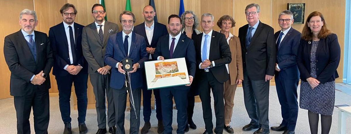 Europastaatssekretär Florian Hassler (Mitte) mit dem Präsidenten der Region Lombardei, Attilio Fontana (vierter von links), und der Delegation