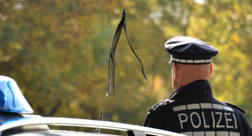 Polizeifahrzeug der Polizei Baden-Württemberg mit Trauerflor.