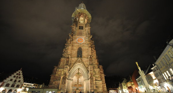 In neuem Licht erstrahlt das Münster in Freiburg. (Foto: dpa)