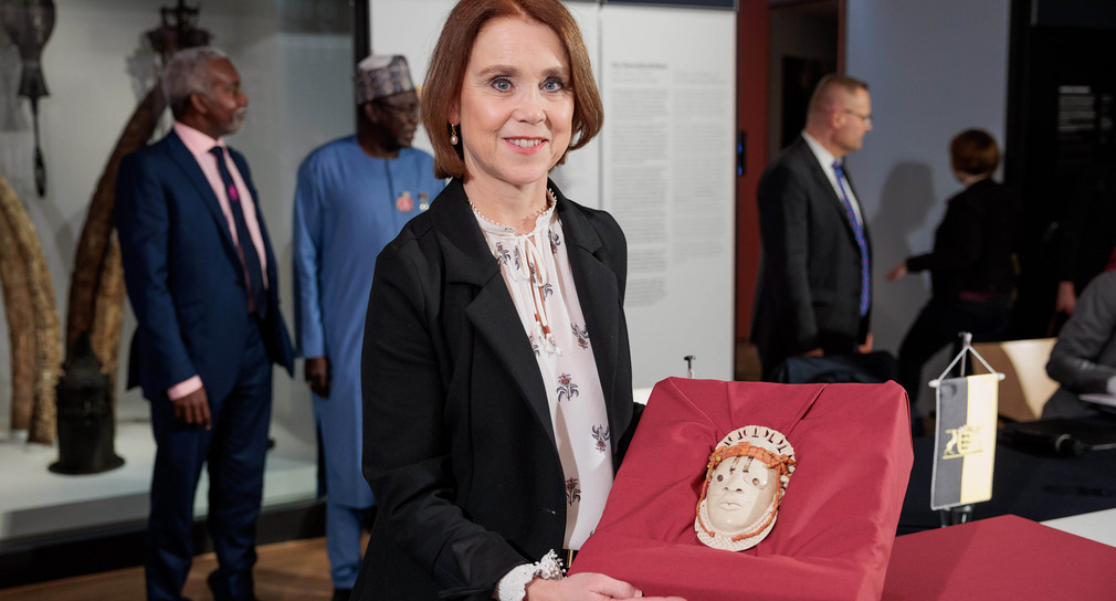 Kunstministerin Petra Olschowski mit der Elfenbeinmaske der Königinmutter Idia